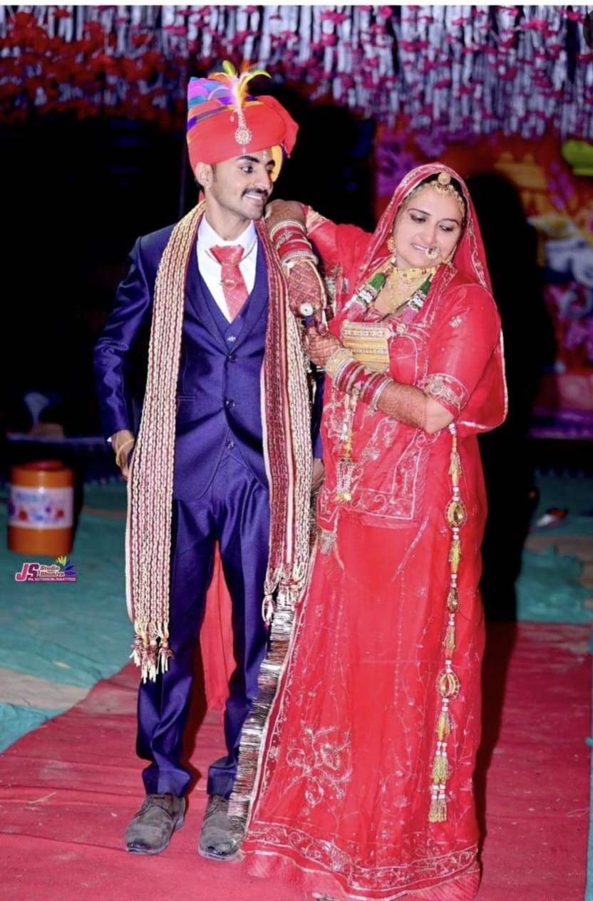 मेरा नाम बुधराम है या मेरी शादी 10 मार्च को.उर्मिला जी के साथ हुई है या हमारी शादी परफेक्टजीवनसाथी कंपनी ने करवायी है मैं जीवनसाथी कंपनी को बहुत धन्यवाद बोलना चाहूंगा