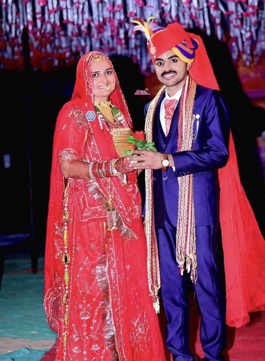 मेरा नाम बुधराम है या मेरी शादी 10 मार्च को.उर्मिला जी के साथ हुई है या हमारी शादी परफेक्टजीवनसाथी कंपनी ने करवायी है मैं जीवनसाथी कंपनी को बहुत धन्यवाद बोलना चाहूंगा